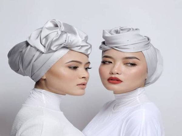 SELAIN cantik, beliau juga berbakat dalam bidang solekan dan lakonan.