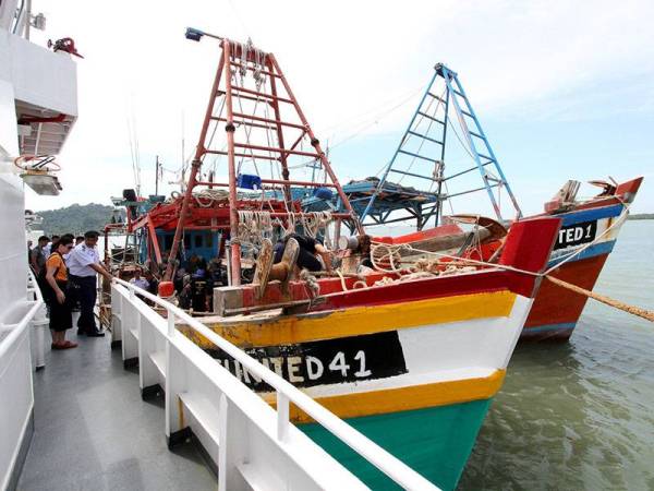 Empat buah vesel nelayan asing yang berjaya ditahan oleh APMM ketika sedang menangkap ikan di perairan Sarawak di Jeti Kompleks Maritim Tun Abang Salahuddin di Muara Tebas hari ini. - Foto BERNAMA