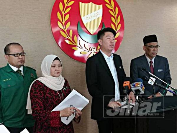 Simon (dua dari kanan) bersama Dr Ismail (kanan) pada sidang media di Wisma Darul Aman hari ini.