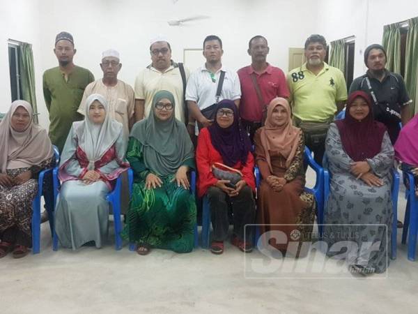 Kamariah (depan, tiga dari kiri) bersama ahli Persatuan Pemandu dan Pengusaha Bas dan Van Sekolah Kemaman pada jamuan di Balai Raya MPKK Gong Limau.