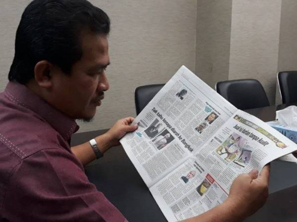 Azman membaca kisah Mohd Izzuwan di dalam Sinar Harian hari ini yang menjual isi buah durian tanpa kulit dan mendapat perhatian ramai.