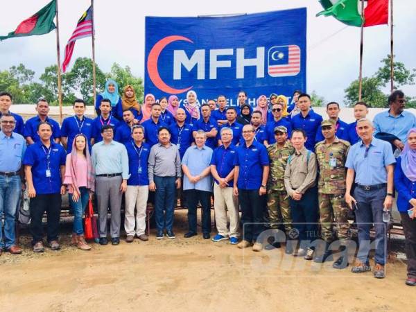 Saifuddin (enam dari kiri) bersama orang kuat MFH yang memberikan sepenuh komitmen bagi membantu pelarian etnik Rohingya di Bangladesh.