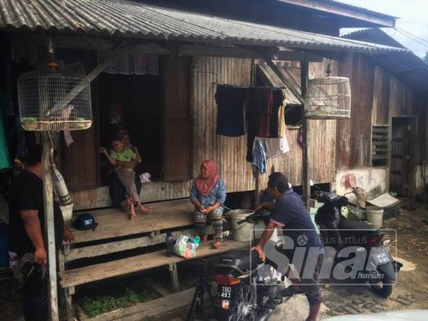 Keadaan kediaman Noraini dan keluarganya disamping anak istimewa yang dijaganya.