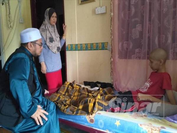 Azeem kini hanya mampu terlantar di katil selepas keadaan kesihatannya menurun akibat kanser tulang dihidapinya.