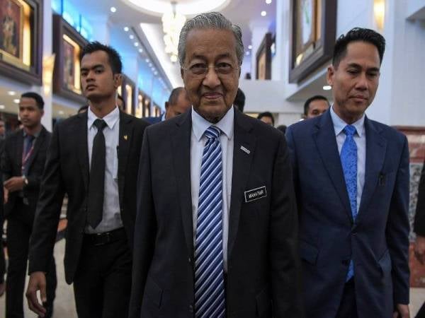 Perdana Menteri Tun Dr Mahathir Mohamad (tengah) hadir pada Persidangan Dewan Rakyat di Parlimen hari ini. - Foto Bernama
