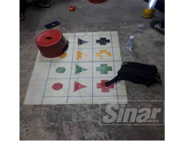 Permainan judi bola golek yang dirampas polis dalam serbuan Ops Dadu di Meru, Klang, malam tadi.