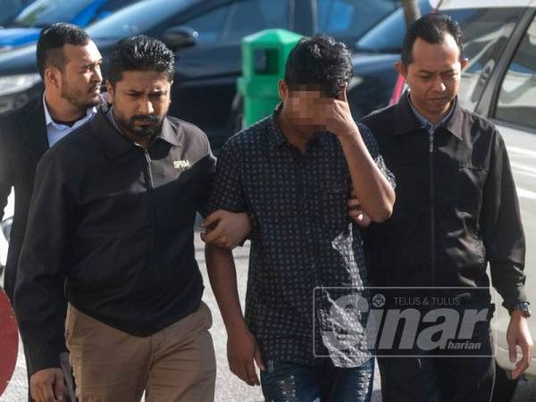 Tertuduh (tengah) semasa di bawa ke Mahkamah Seremban hari ini.