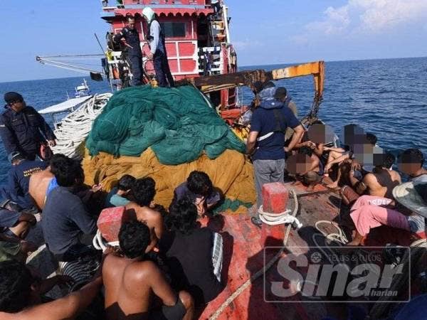 Antara nelayan diperiksa dalam Operasi Khas di Perairan Kuala Kedah, hari ini.