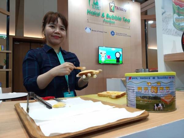 Mina Kuan menunjukkan salah satu produk keluaran FuFann Enterprise iaitu pes majerin ketika menyertai Taiwan Expo 2019.