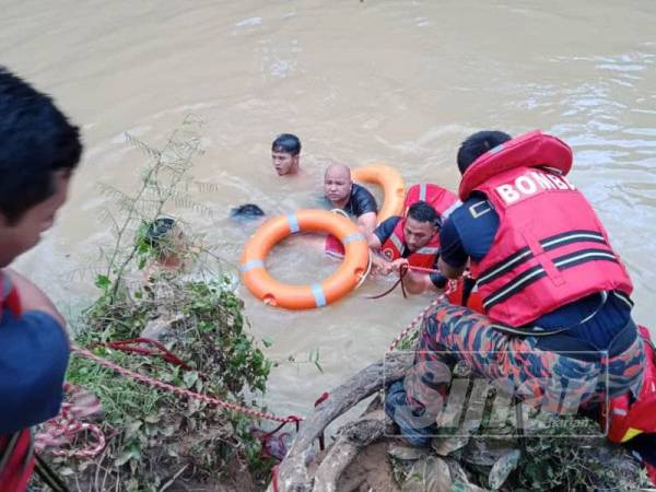 Anggota bomba membantu mengangkat mayat mangsa yang ditemui lemas di Felda Selancar petang tadi.