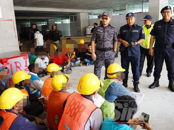 Antara warga asing yang diperiksa menerusi Ops Bersepadu di Jalan Pudu Perdana, Kuala Lumpur, hari ini.