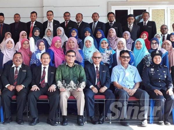 Saifuddin (duduk, empat dari kanan) bergambar bersama pemimpin komuniti Padang Terap dan pengurusan SMK Kuala Nerang.