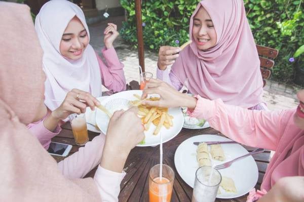 Islam menggalakkan umatnya makan beramai-ramai kerana ia dapat menyuburkan kasih sayang. -GAMBAR HIASAN. 