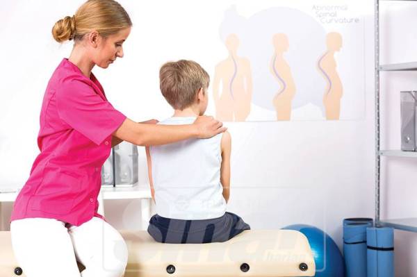 KELAZIMAN ketika menggunakan peranti, manusia akan sering membongkok dengan keadaan leher dipaksa ke hadapan dengan kecondongan antara 45 hingga 60 darjah.