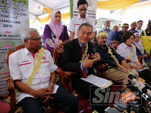 Dzulkefly (dari dari kiir) pada sidang media program Ikon Gigi Orang Asli (iGGOA) di Kampung Orang Asli Menderang 1 hari ini.
