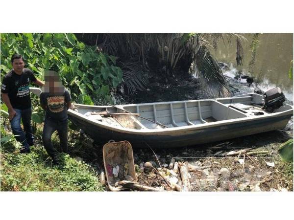 Salah seorang suspek (dua dari kiri) diberkas polis selepas mencuri bot berkenaan.