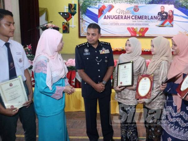 Ayob Khan (lima dari kanan) beramah mesra bersama Pengetua SMK Tunku Abdul Aziz Nur'asikin Othman dan juga pelajar cemerlang yang menerima anugerah di majlis berkenaan.