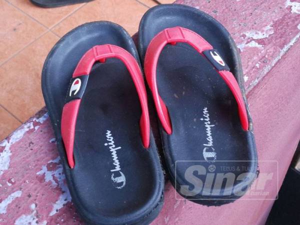 Sepasang selipar milik Amin dijumpai di tebing parit