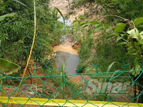 Lokasi parit yang terletak di belakang Apartmen Dahlia itu mempunyai kedalaman empat meter.