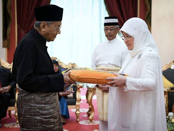 Raja Permaisuri Agong Tunku Azizah Aminah Maimunah Iskandariah berkenan menerima Darjah Utama Seri Mahkota Negara (D.M.N) daripada kerajaan Malaysia yang dipersembahkan oleh Perdana Menteri Tun Dr Mahathir Mohamad pada Istiadat Persembahan Darjah Kebesaran Persekutuan, Darjah Yang Maha Utama Darjah Kerabat Diraja Malaysia (D.K.M) dan Darjah Utama Seri Mahkota Negara (D.M.N) di Istana Negara hari ini. - Foto BERNAMA