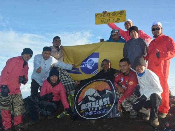 Pendaki dari IPGKSAH Sungai Petani berjaya menawan gunung berapi tertinggi Indonesia, Gunung Kerinci.
