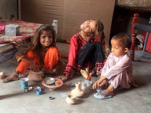 Afsheen bermain bersama adik-adiknya.