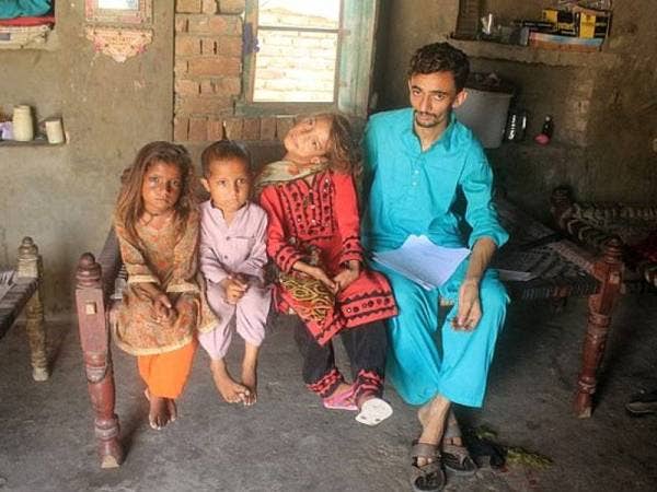 Mohammad Yaqoob (kanan) terpaksa berhenti kerja untuk menjaga Afsheen.