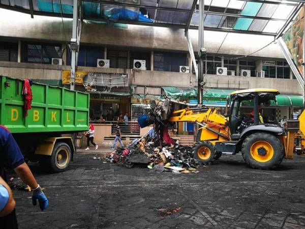Longgokan sisa 30 gerai yang musnah terbakar 21 Mei lalu dibersihkan hari ini. - FOTO FB DBKL