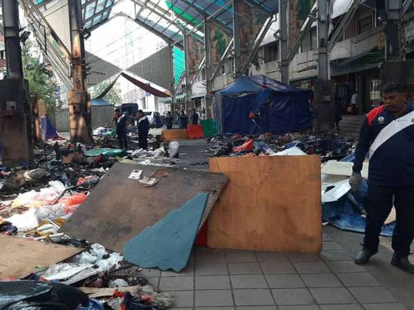 Sisa gerai yang musnah terbakar di Jalan Masjid India 21 Mei lalu dibersihkan hari ini. - FOTO FB DBKL