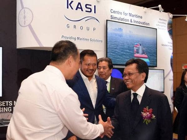Mohd Shafie bersalaman dengan ketua-ketua syarikat minyak dan gas yang mengambil bahagian pada Persidangan dan Pameran Minyak dan Gas Sabah hari ini. -Foto Bernama