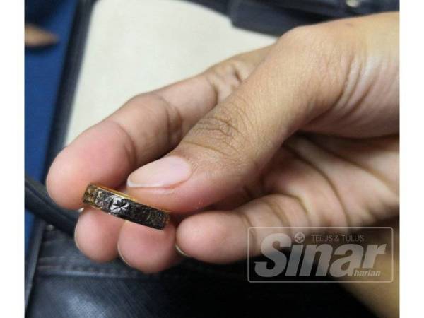 Hanya sebentuk cincin yang hangus dijumpai dalam timbunan kebakaran rumah Ab Rahim.
