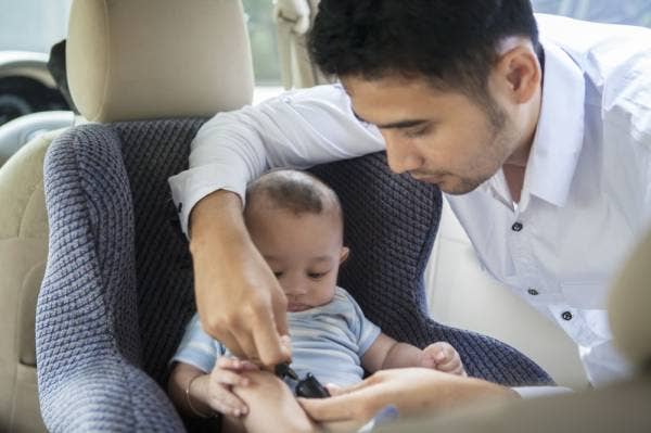 PASTIKAN pemasangan tali pinggang kerusi keselamatan anak dilakukan dengan betul.