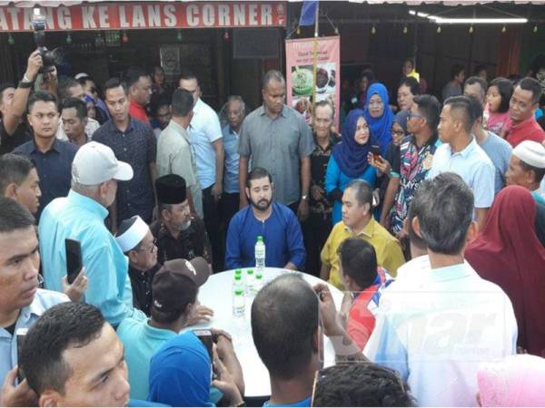 Tunku Ismail (tengah) berjumpa dengan masyarakat tempatan untuk bersembang santai dan minum petang di Felda Air Tawar 2, petang semalam.