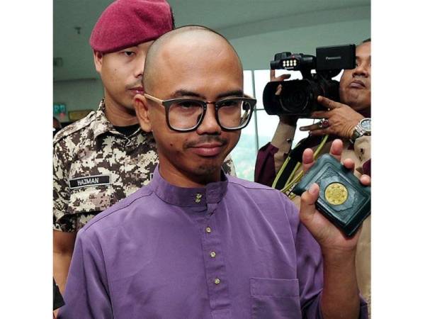 Penceramah bebas Wan Ji Wan Hussin dibawa keluar dari Mahkamah Tinggi di sini hari ini dan dibenarkan permohonan penceramah bebas Wan Ji Wan Hussin untuk menangguhkan pelaksanaan hukuman penjara setahun yang sedang dijalaninya kerana menerbitkan perkataan berunsur hasutan terhadap Sultan Selangor sehingga rayuan selesai. - Foto Bernama