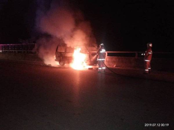 Anggota bomba membantu memadam kebakaran sebuah van di Jalan Felda Panching Selatan di sini awal pagi tadi. - Foto Ihsan Bomba