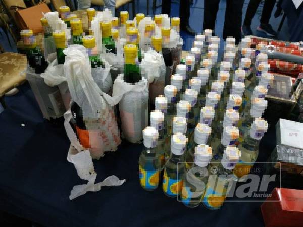 Antara arak yang dirampas polis.