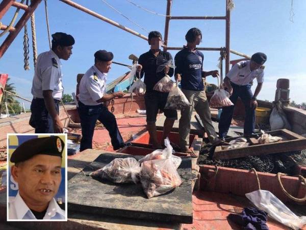 Ismail (berdiri, dua kanan) memeriksa nelayan asing Vietnam yang ditahan kerana menceroboh perairan negara. (Gambar kecil: Ismail )