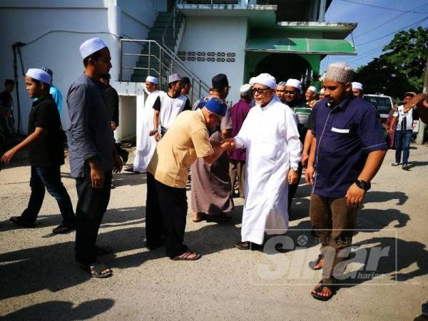 Abdul Hadi bertemu orang ramai selepas menyampaikan kuliah di Masjid Rusila hari ini.