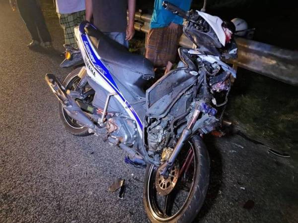 Bahagian hadapan motosikal mangsa remuk selepas melanggar Proton Wira yang diletakkan di lorong kecemasan.
