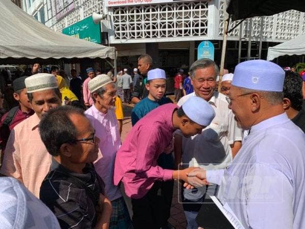 Orang ramai tidak melepaskan peluang bersalam dengan Ahmad di Medan Ilmu hari ini.