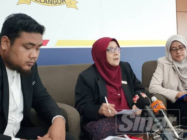 Dr Siti Mariah mengumumkan mengenai pelancaran Program Mega Cari dan Musnah Aedes Selangor di Foyer Dewan Annex Bangunan Sultan Salahuddin Abdul Aziz Shah hari ini.