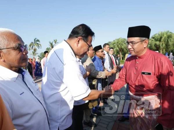 Adly beramah mesra dengan penjawat awam selepas perhimpunan bulanan penjawat awam di Dataran Seri Negeri, Ayer Keroh, di sini hari ini.