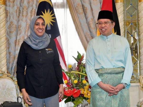 Ketua Pesuruhjaya Suruhanjaya Pencegahan Rasuah Malaysia (SPRM) Latheefa Koya (kiri) ketika mengadakan kunjungan hormat ke atas Ketua Menteri Sarawak Datuk Patinggi Abang Johari Tun Openg di Wisma Bapa Malaysia hari ini. - Foto Bernama 