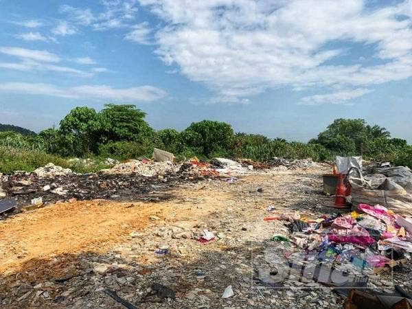 Sebahagian kecil tapak pembuangan sampah haram di Taman Saujana.