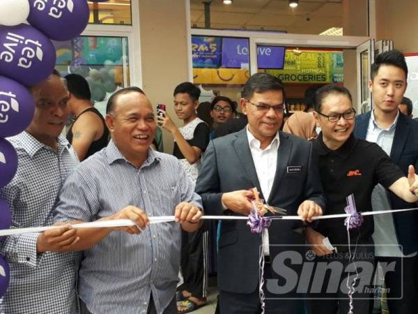 Saifuddin (tiga dari kiri) pada Majlis Pelancaran dan Perasmian Euro5 Diesel Autospa dan Tealive di di Stesen BHP, dekat sini petang tadi.