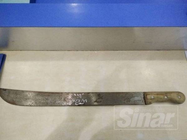 Parang panjang yang disembunyikan suspek di dalam bonet kereta.