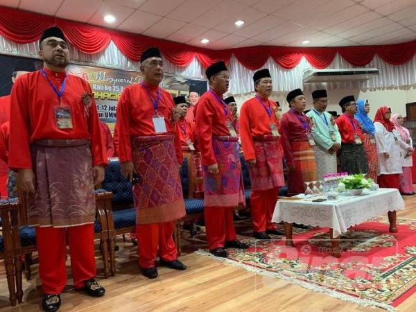 Takiyuddin (lima dari kanan) diberi penghormatan untuk berada di pentas bersama kepimpinan UMNO pada Mesyuarat Perwakilan UMNO Bahagian Kota Bharu.