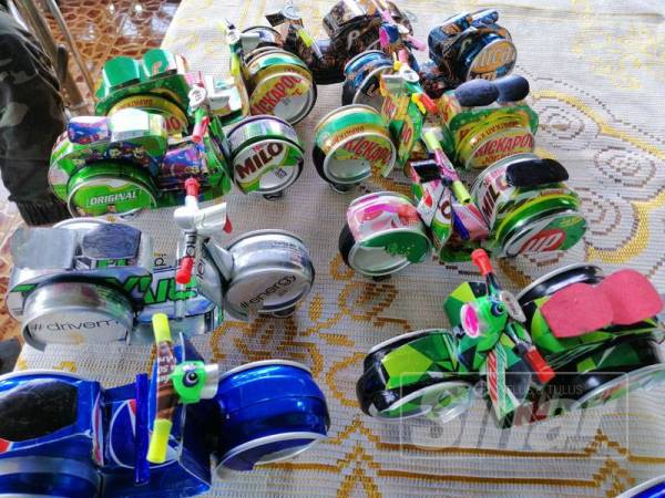 Kira-kira lima tin minuman diperlukan untuk menghasilkan satu unit replika motosikal ini.