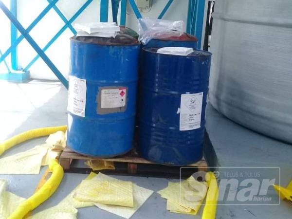 Tong menyimpan kimia dilaporkan bocor di sebuah kilang elektronik di Tanjung Agas, Tangkak.