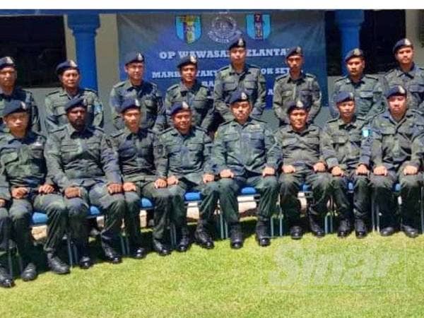 Azhari (depan, empat dari kiri) semasa Majlis Serah Terima Tugas Op Wawasan antara PGA Batalion 7 Kuantan dengan PGA Batalion 8 Pengkalan Chepa di Markas Taktikal PGA di Lubok Stol.